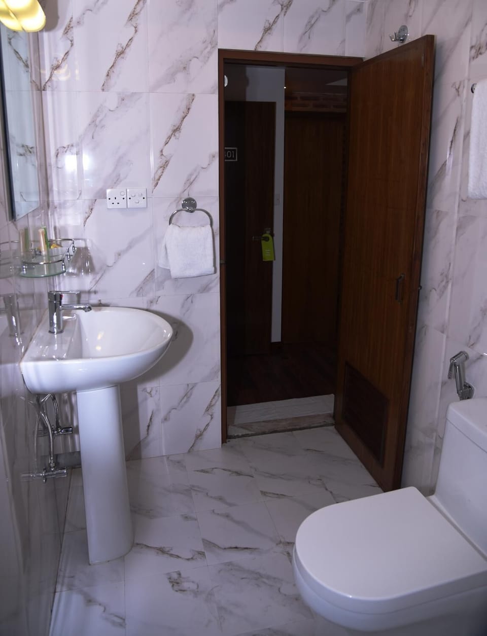 Economy Room, 1 Double Bed | Bathroom | Shower, free toiletries, slippers, towels