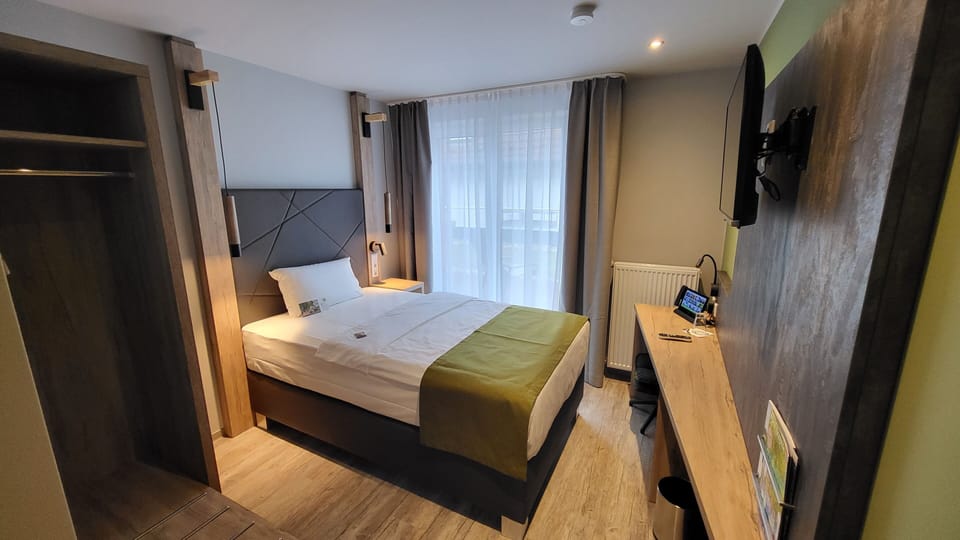 Comfort Single Room | Hypo-allergenic bedding, in-room safe, laptop workspace, soundproofing