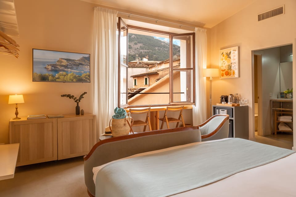 Deluxe Double Room, 1 King Bed | Mountain view