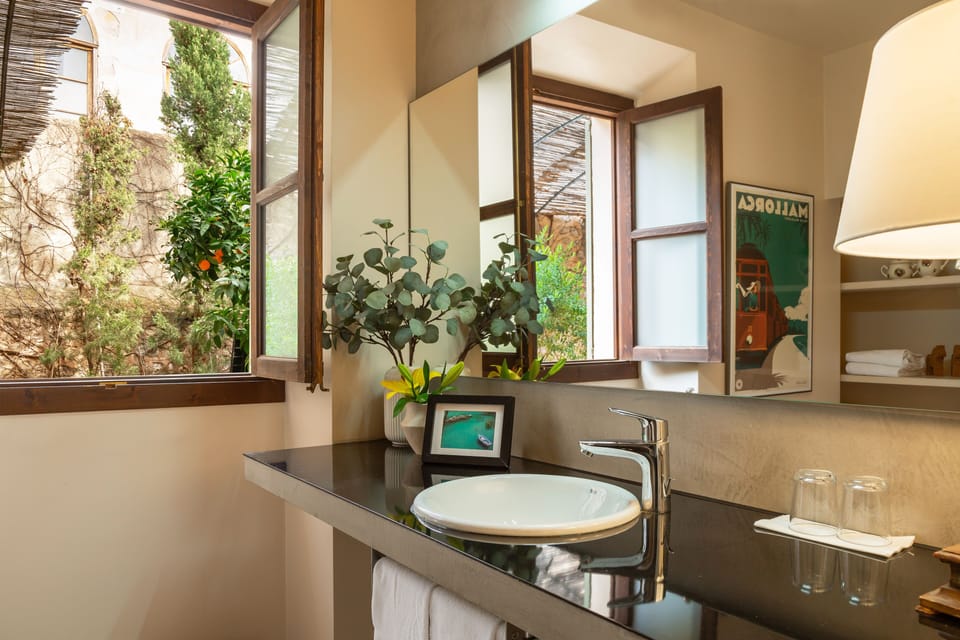 Romantic Room | Bathroom | Shower, free toiletries, hair dryer, towels