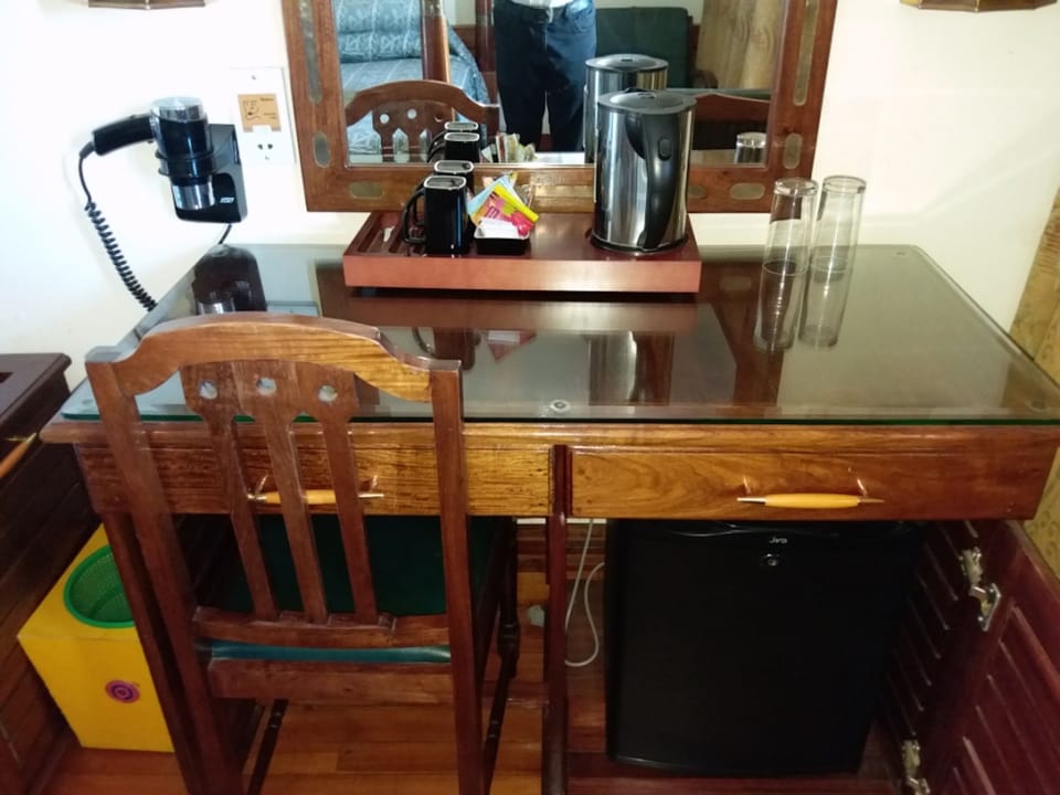 In-room safe, desk, bed sheets