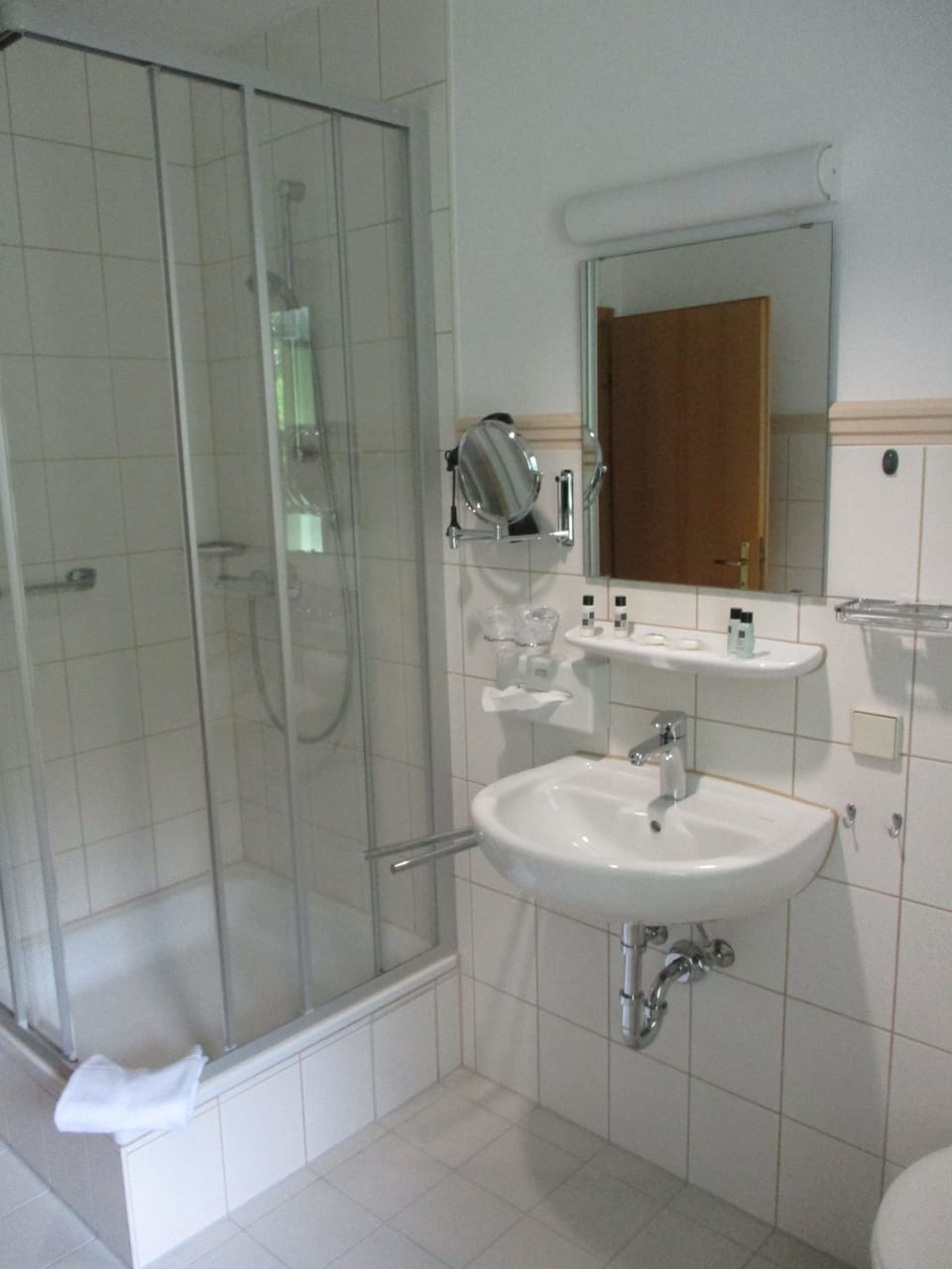Superior Double Room | Bathroom | Free toiletries, hair dryer, towels
