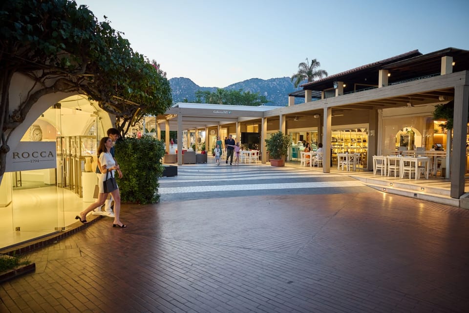 14 bars/lounges, 3 poolside bars, beach bar
