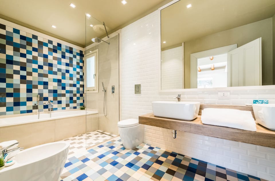 Deluxe Bungalow | Bathroom | Shower, free toiletries, hair dryer, bathrobes