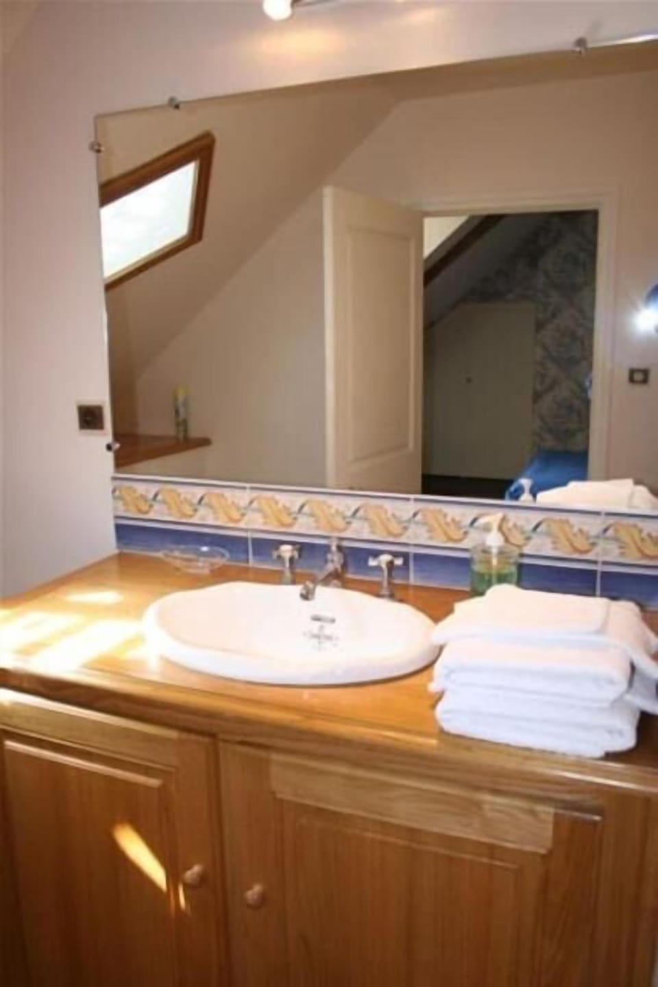 Classic Double Room (Pour une personne) | Bathroom | Shower, free toiletries, hair dryer, towels