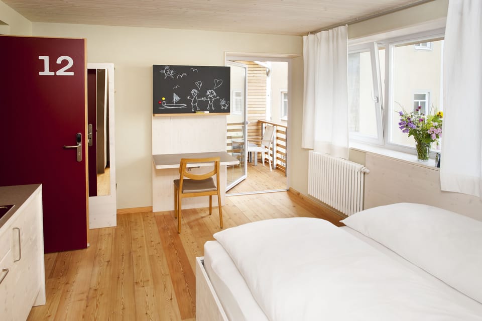 Basic Apartment | Desk, soundproofing, free WiFi, bed sheets