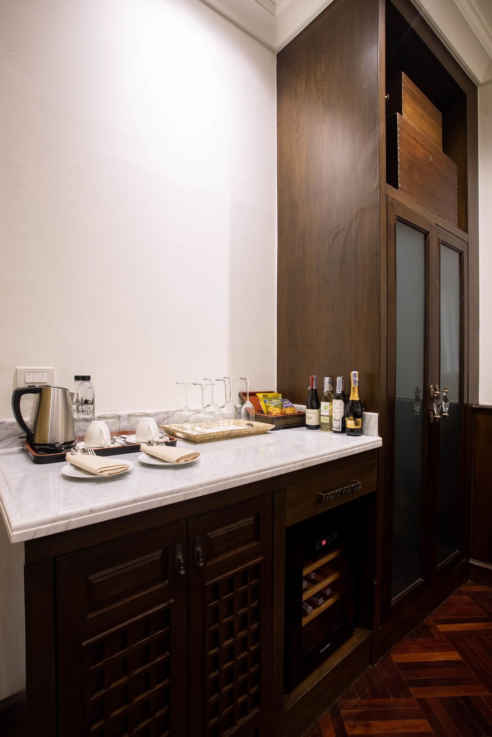 Junior Room, 1 King Bed, Non Smoking | Premium bedding, pillowtop beds, in-room safe, individually decorated