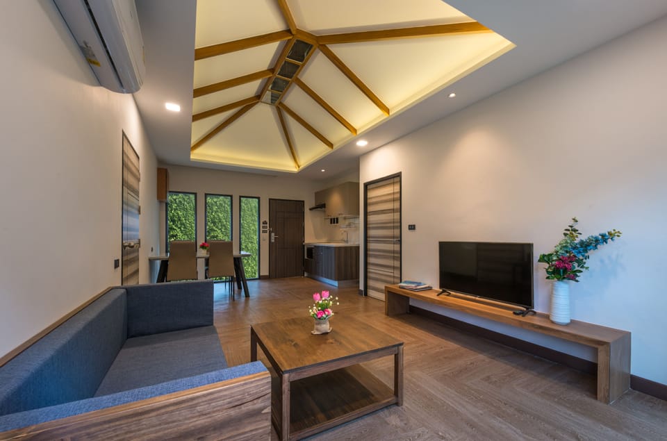 Junior Pool Access | Minibar, in-room safe, blackout drapes, soundproofing