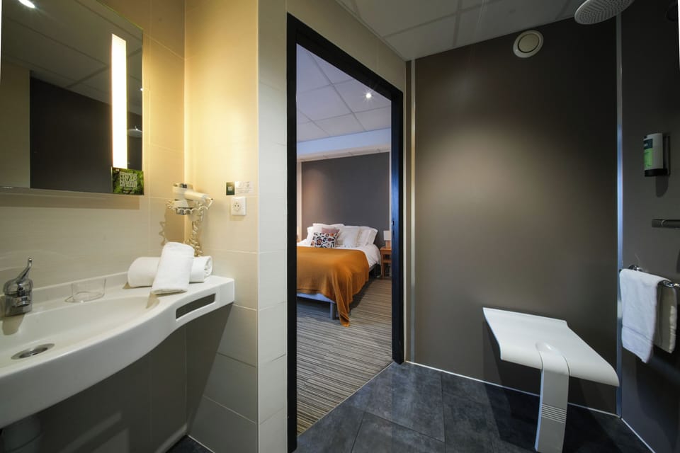 Double Superieur Deluxe PMR | Bathroom | Shower, hair dryer, towels