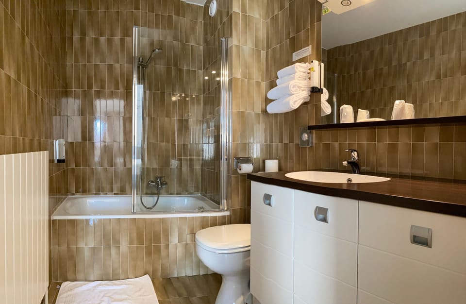 Bathtub, free toiletries, hair dryer, towels