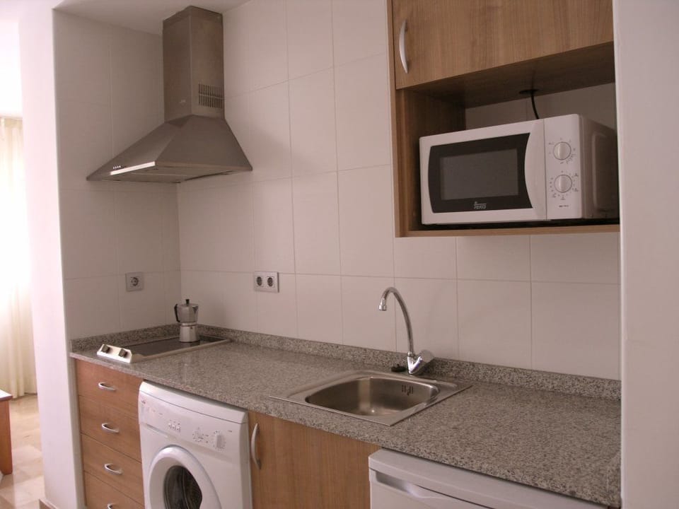 Full-size fridge, microwave, stovetop, cookware/dishes/utensils