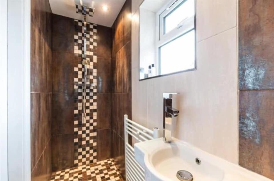 Deluxe Double Room | Bathroom | Shower, free toiletries, hair dryer, towels