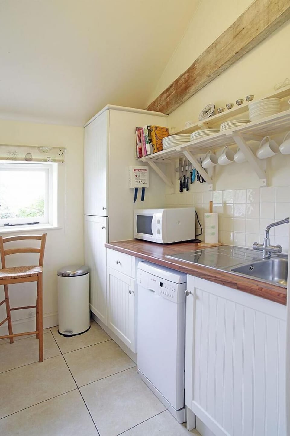 Full-size fridge, microwave, oven, dishwasher