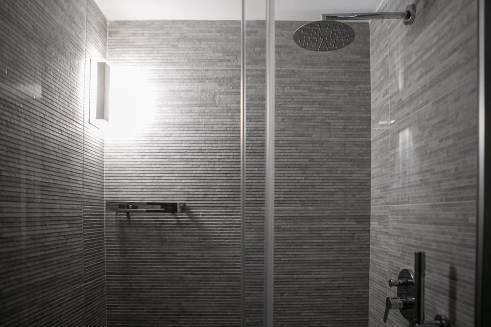 Shower, rainfall showerhead, free toiletries, hair dryer