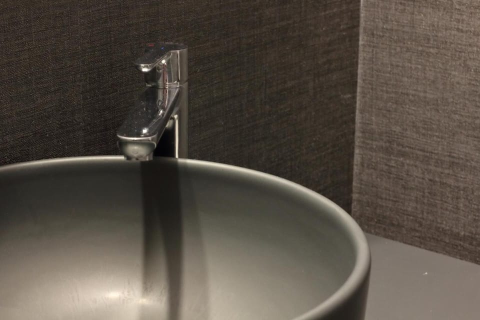 Shower, rainfall showerhead, free toiletries, hair dryer