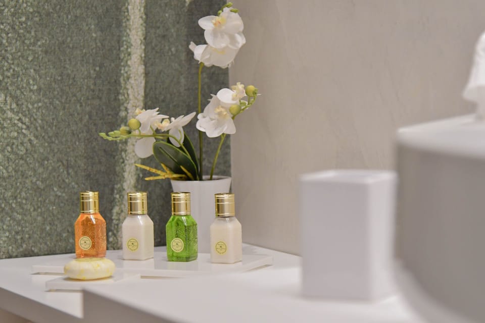 Suite Leaf | Bathroom | Hair dryer, slippers, bidet, towels