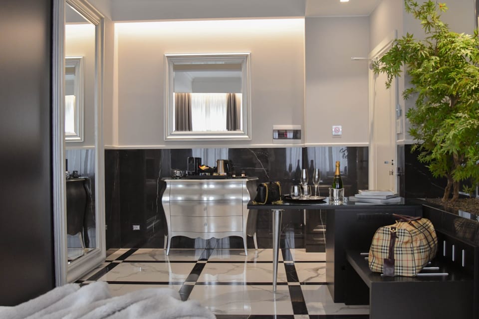 Suite Platinum | Premium bedding, down comforters, memory foam beds, minibar (free items)
