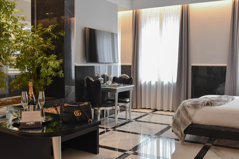 Suite Platinum | Premium bedding, down comforters, memory foam beds, free minibar