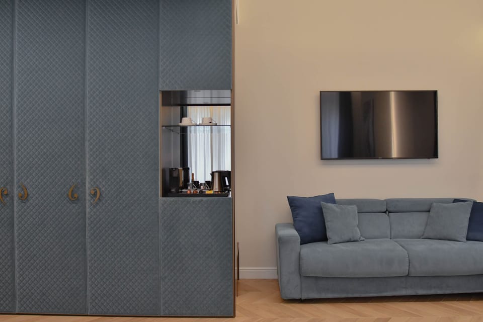 Suite Wood | Premium bedding, down comforters, memory foam beds, free minibar