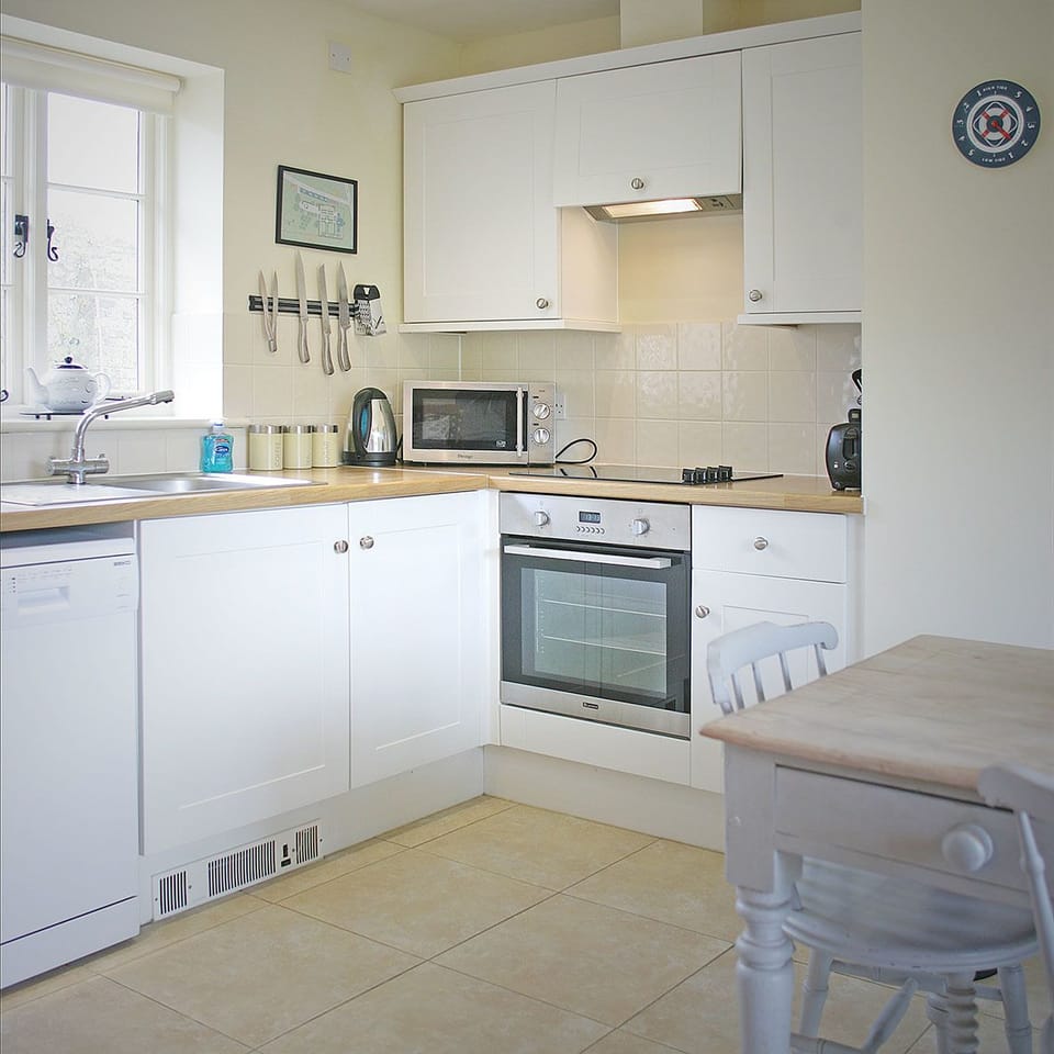Cottage | Private kitchen | Full-size fridge, microwave, oven, electric kettle