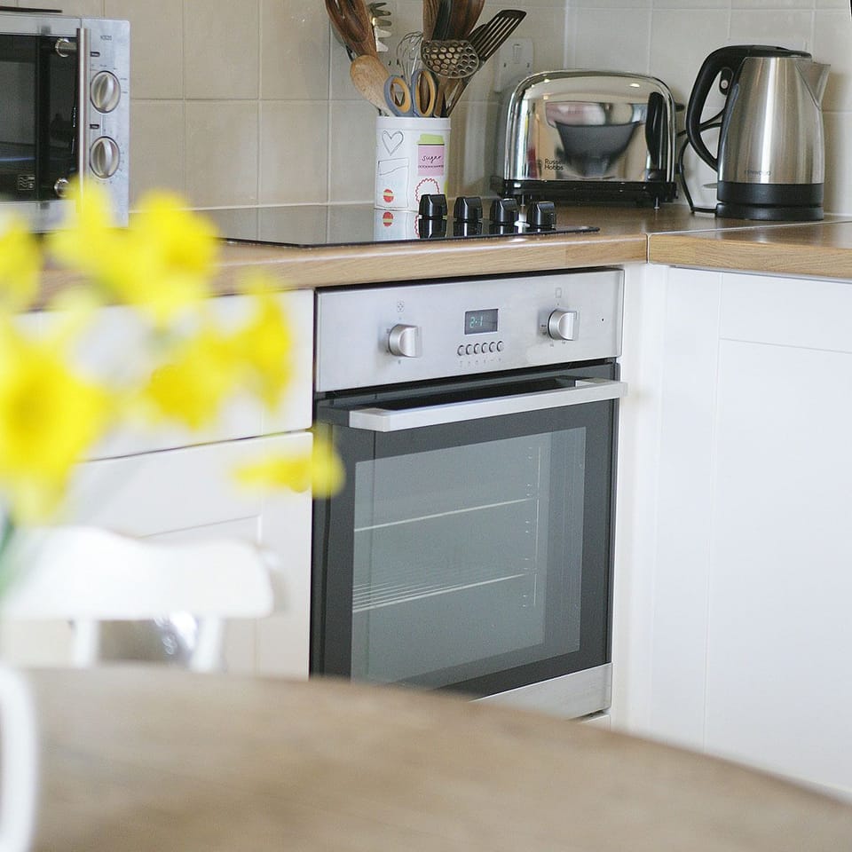 Cottage | Private kitchen | Full-size fridge, microwave, oven, dishwasher