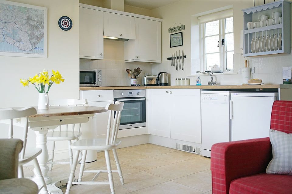 Cottage | Private kitchen | Full-size fridge, microwave, oven, dishwasher