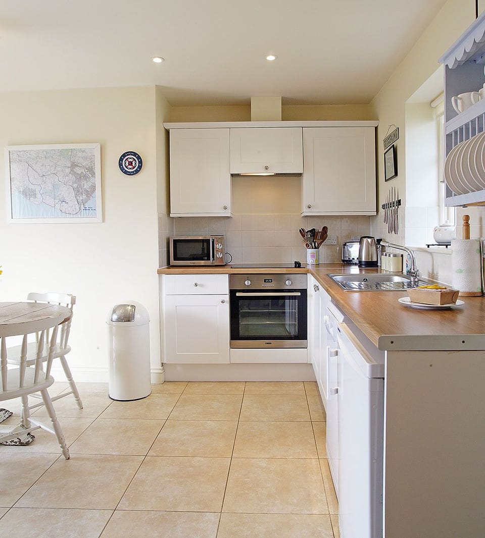 Cottage | Private kitchen | Full-size fridge, microwave, oven, dishwasher
