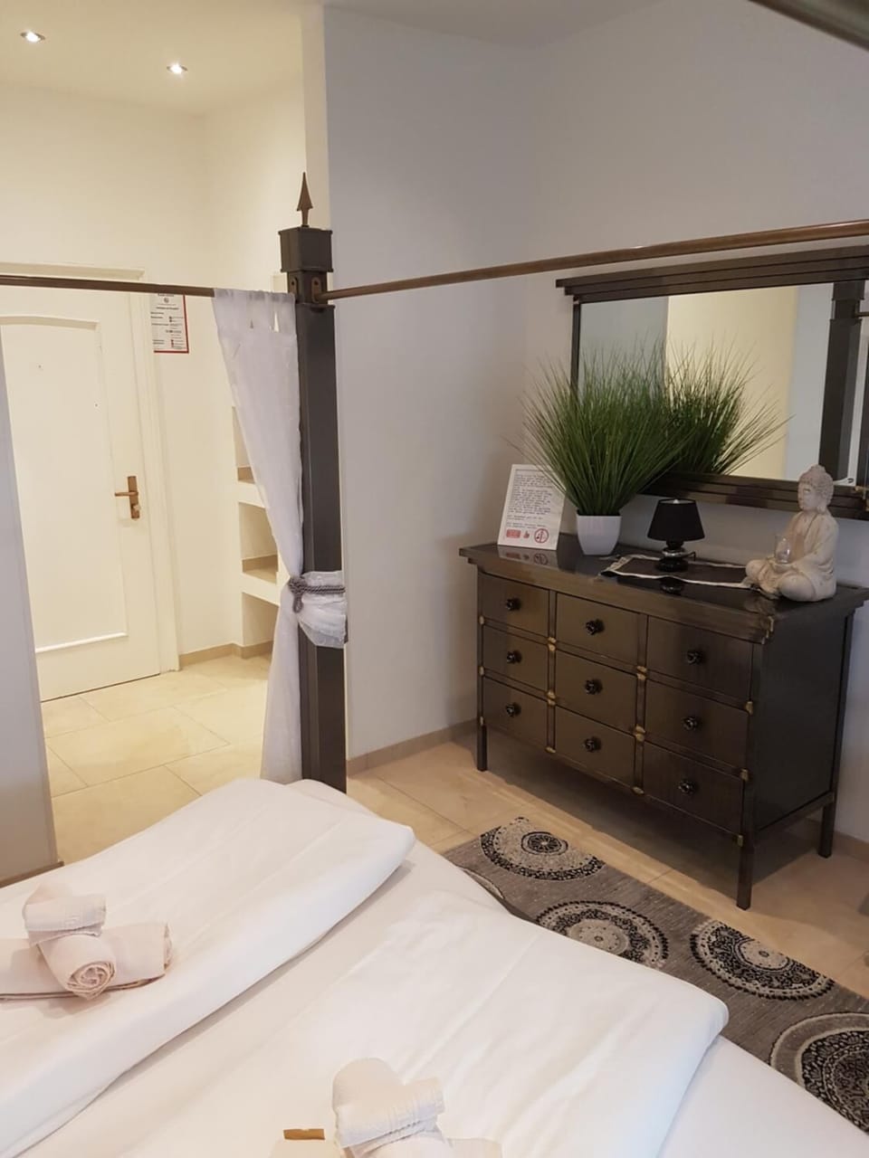 Desk, soundproofing, free WiFi, bed sheets