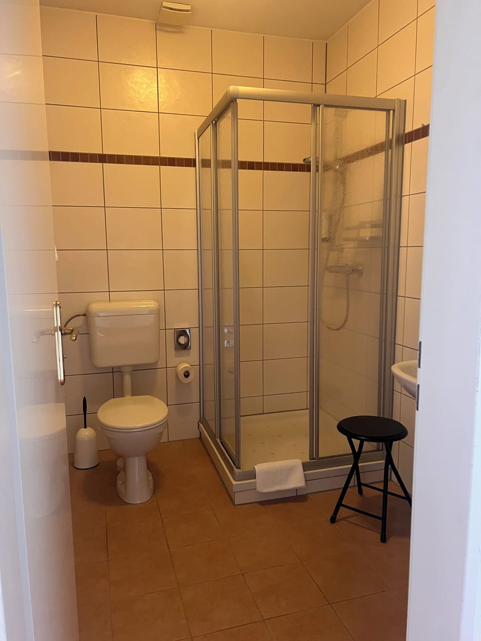 Desk, cribs (surcharge), WiFi (free), bed sheets