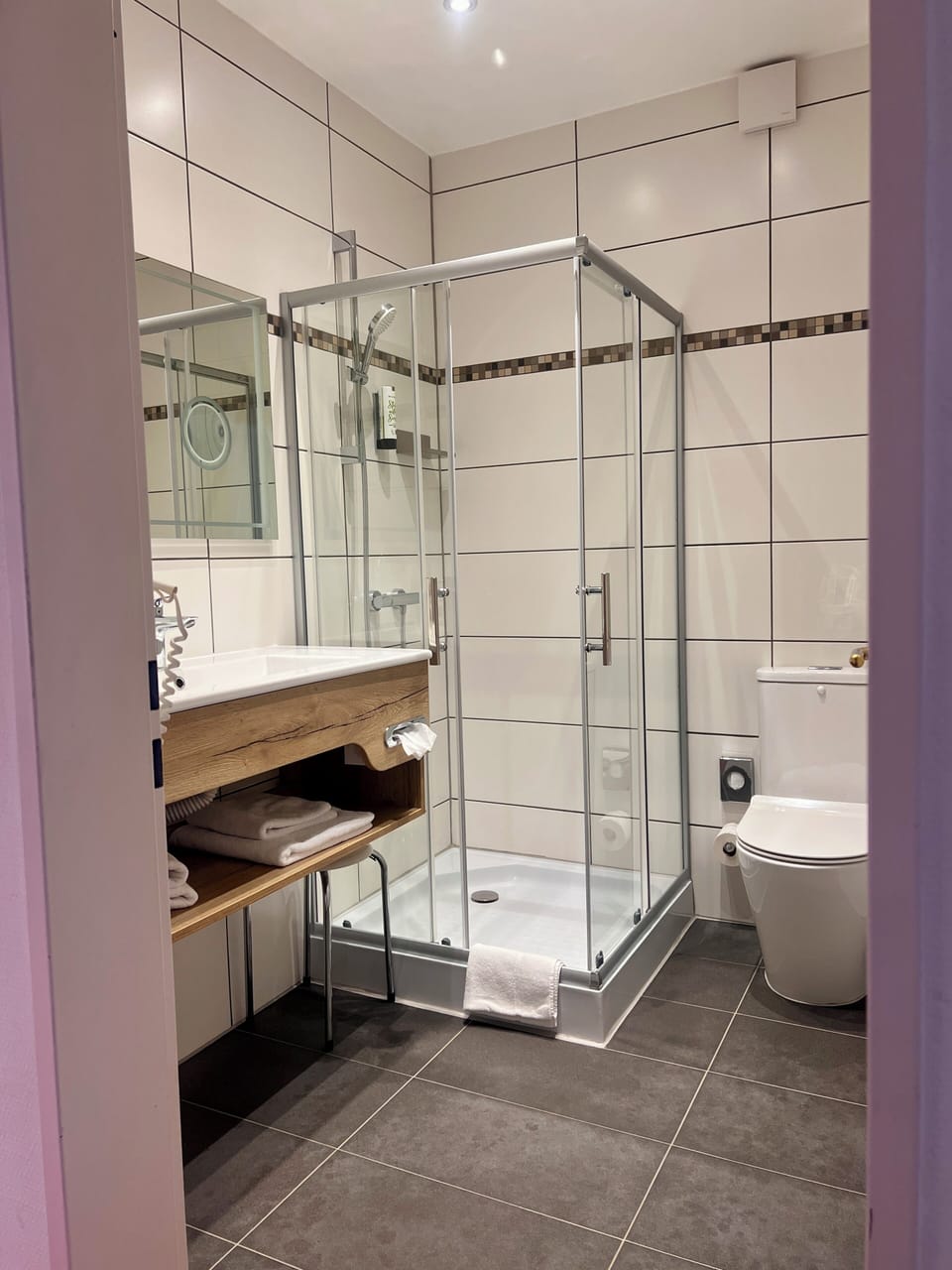 Triple Room, Partial Lake View | Bathroom | Shower, hair dryer, towels