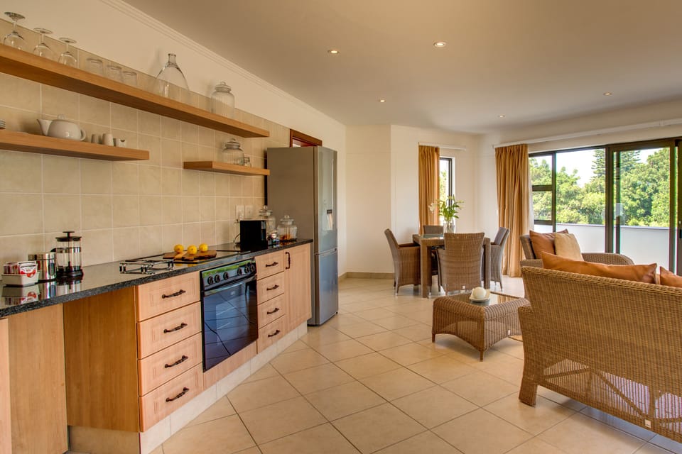 Luxury Penthouse | Private kitchenette | Fridge, oven, stovetop, coffee/tea maker