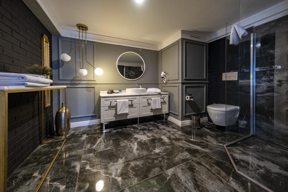 Executive Suite | Bathroom | Shower, free toiletries, hair dryer, slippers