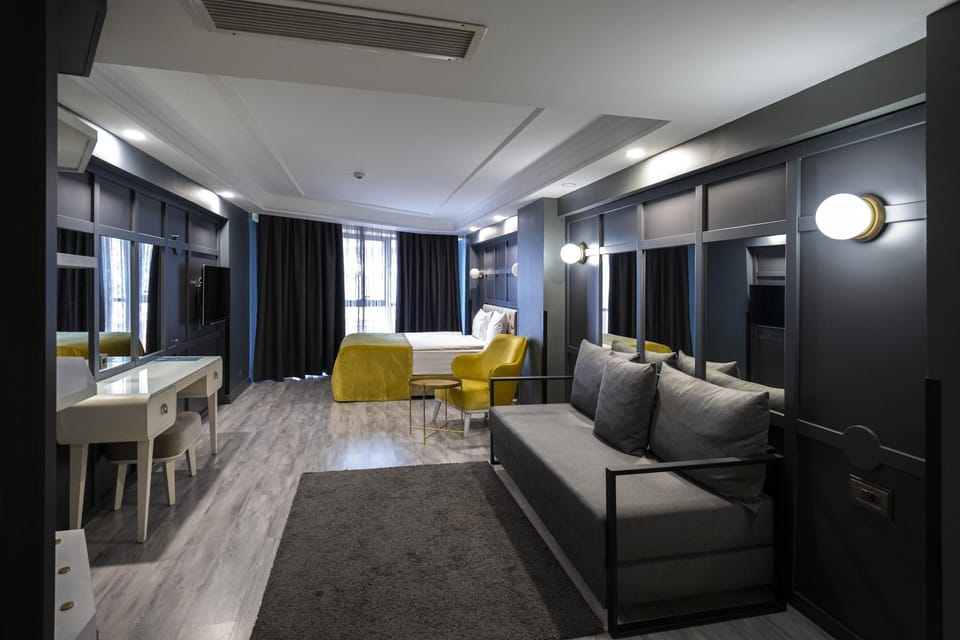 Family Room | 1 bedroom, minibar, in-room safe, desk