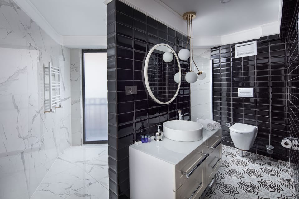 Superior Room | Bathroom | Shower, free toiletries, hair dryer, slippers