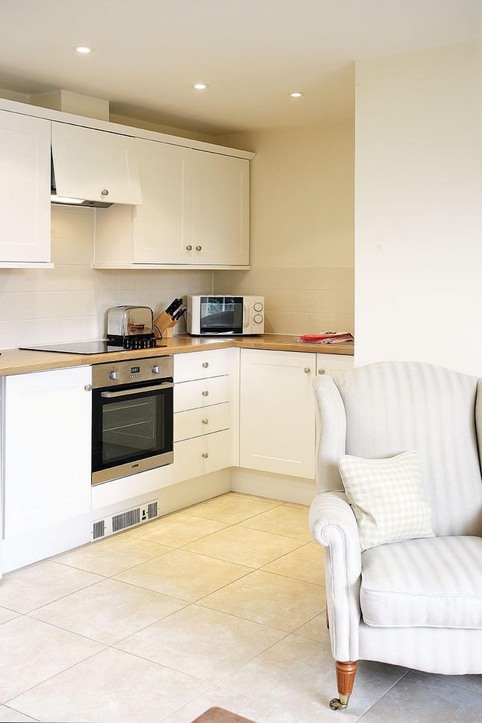 Cottage | Private kitchen | Full-size fridge, microwave, oven, electric kettle