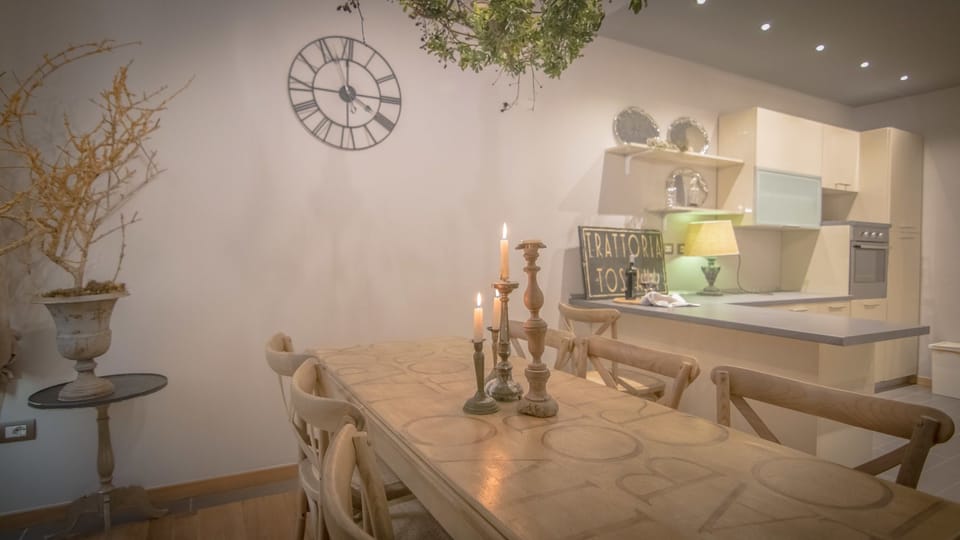 Apartment, 4 Bedrooms | In-room dining
