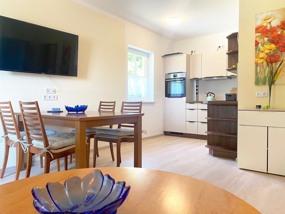Comfort Condo, 1 Bedroom, Non Smoking, Mountain View | Living area