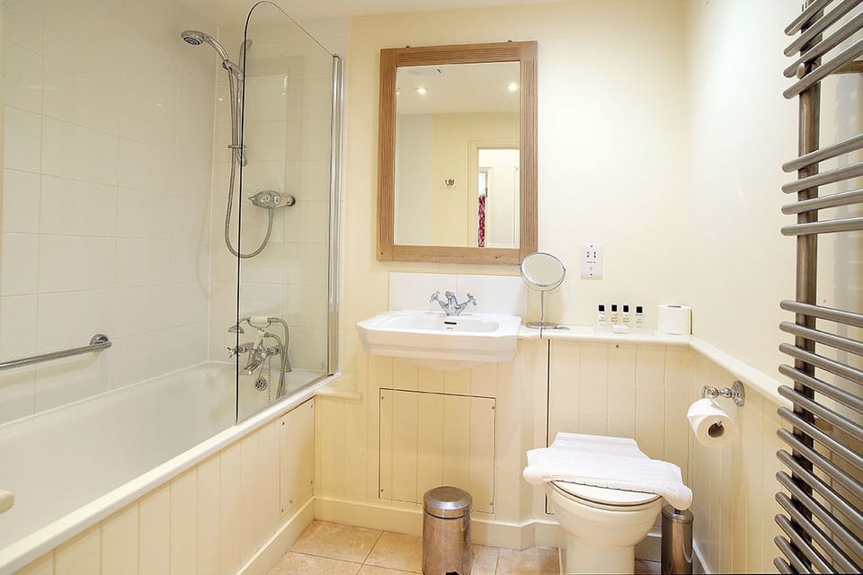 Cottage | Bathroom | Free toiletries, hair dryer, towels, shampoo