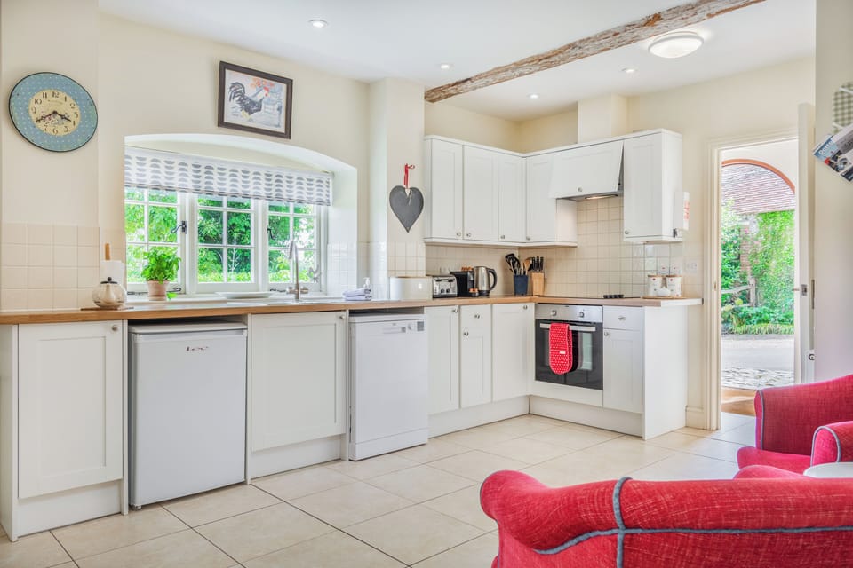 Full-size fridge, microwave, oven, dishwasher