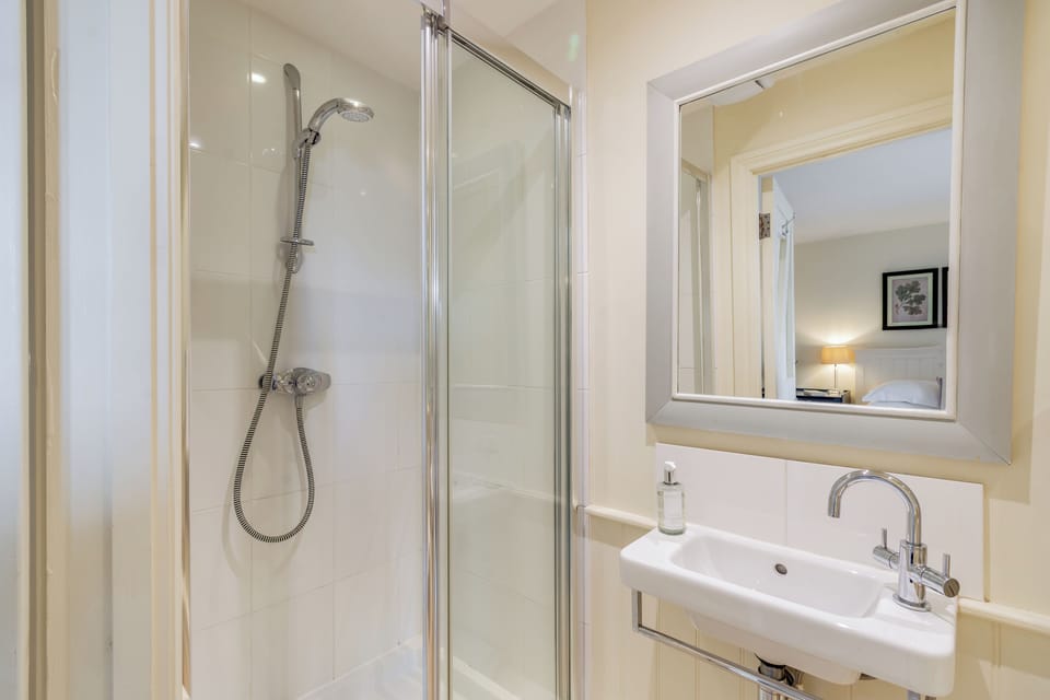 Classic Room | Bathroom | Combined shower/tub, free toiletries, hair dryer, towels