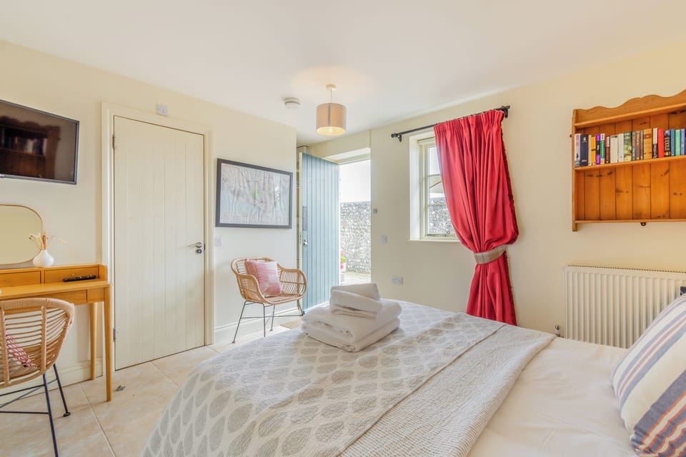 Classic Room | 1 bedroom, desk, free WiFi, bed sheets