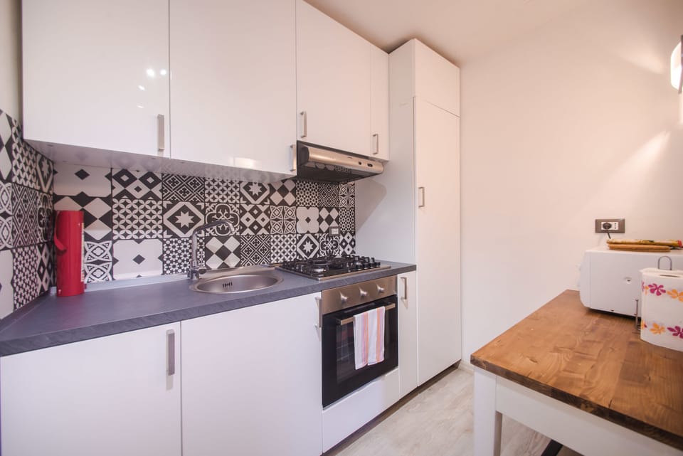 Apartment, 1 Bedroom | Private kitchen | Microwave, cookware/dishes/utensils, paper towels
