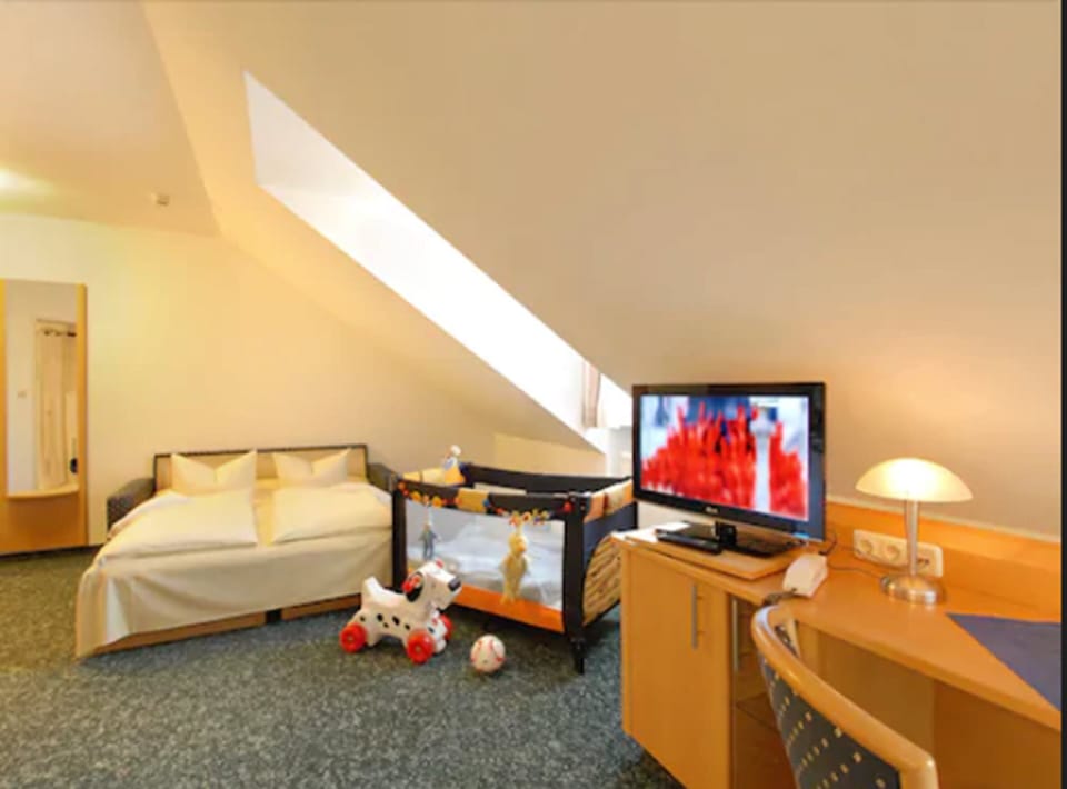 Family Room | Hypo-allergenic bedding available, minibar, in-room safe, desk
