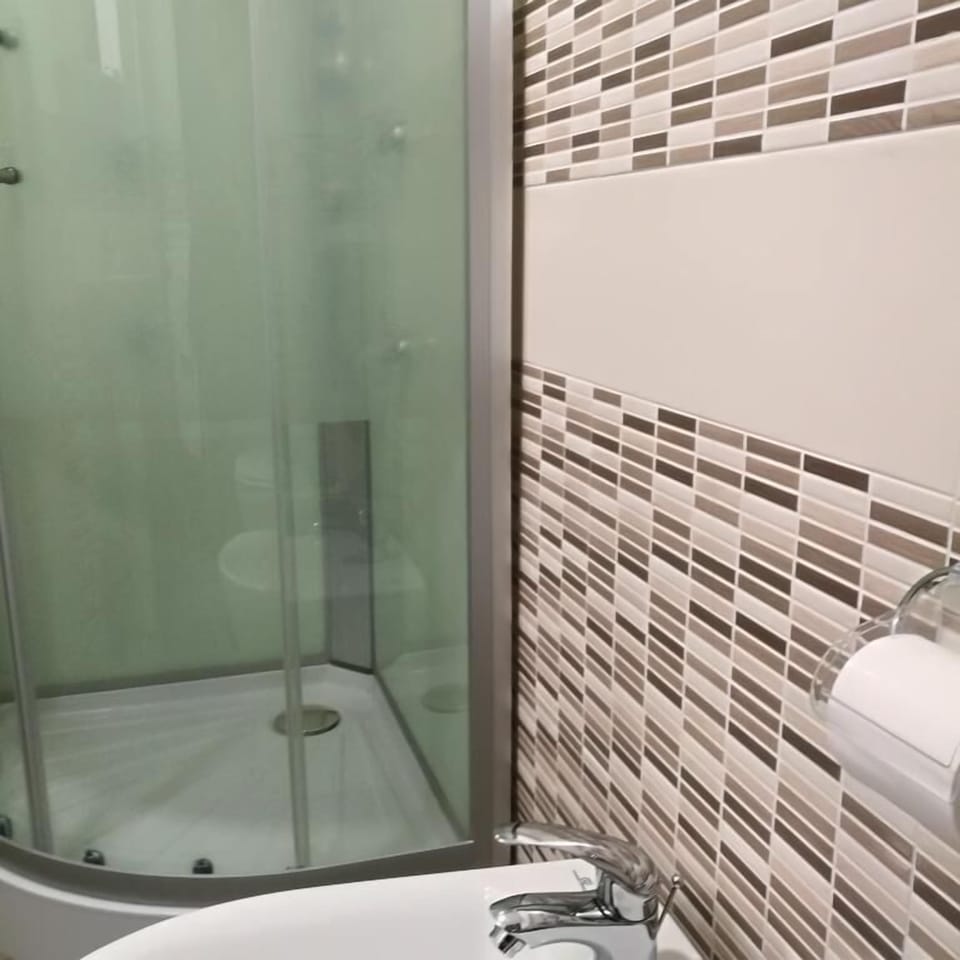 Shower, hydromassage showerhead, free toiletries, hair dryer