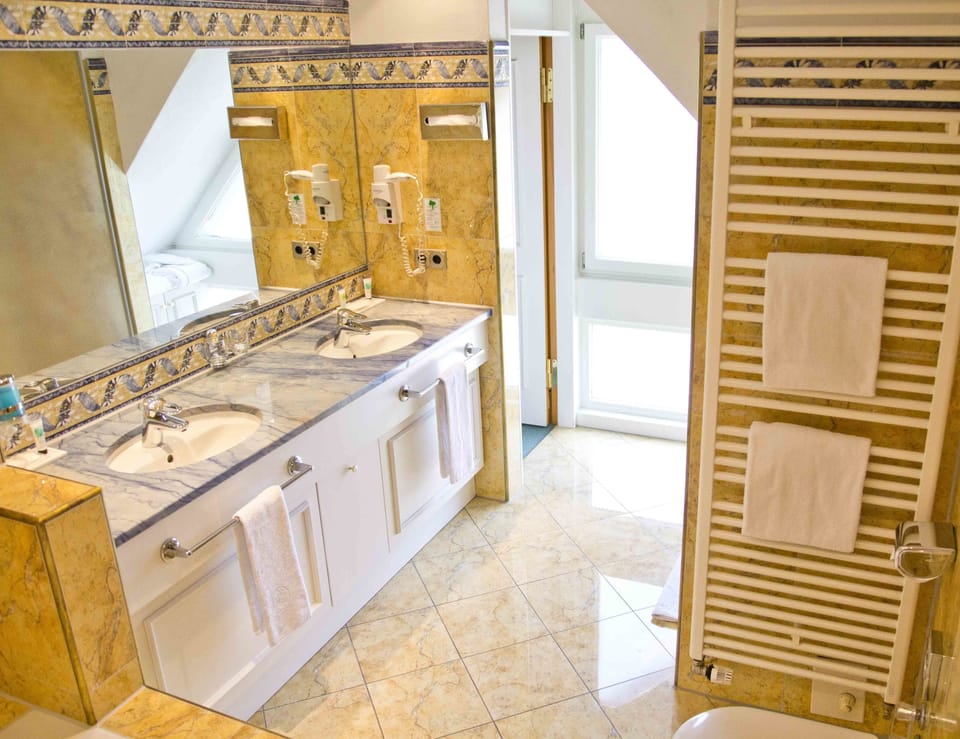 Suite | Bathroom | Shower, free toiletries, hair dryer, bathrobes