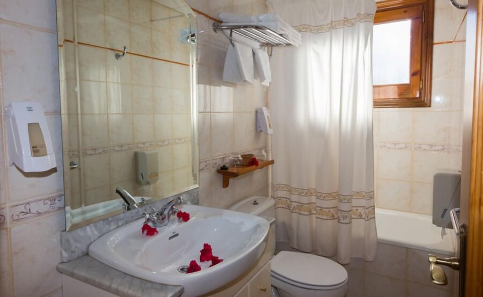 Double Room | Bathroom | Bathtub, towels