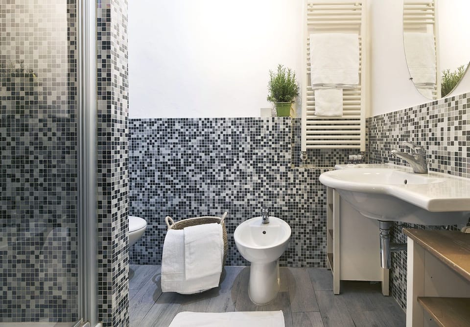 Apartment, 2 Bedrooms | Bathroom | Shower, towels, shampoo