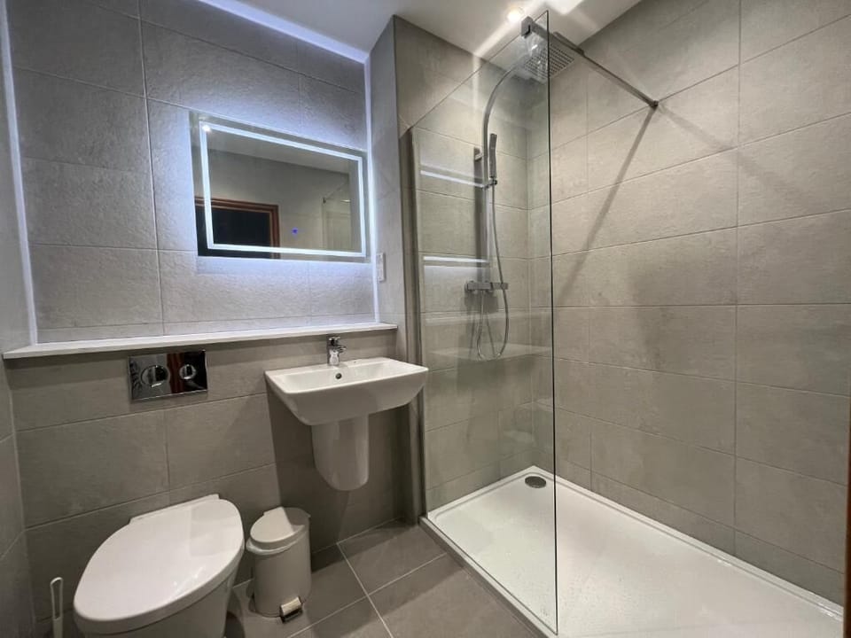 Shower, free toiletries, hair dryer, towels