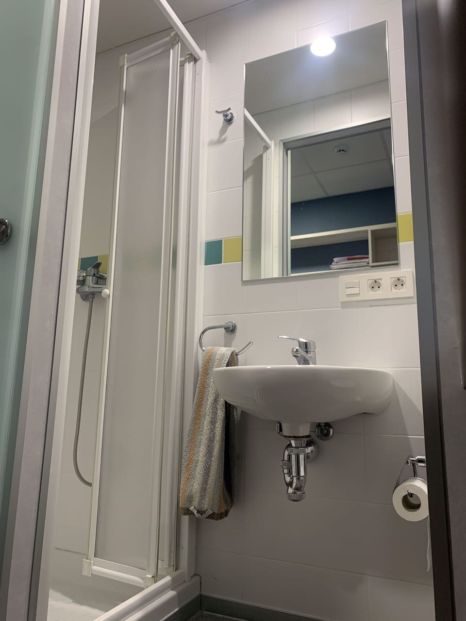 Single Room | Bathroom | Shower, towels
