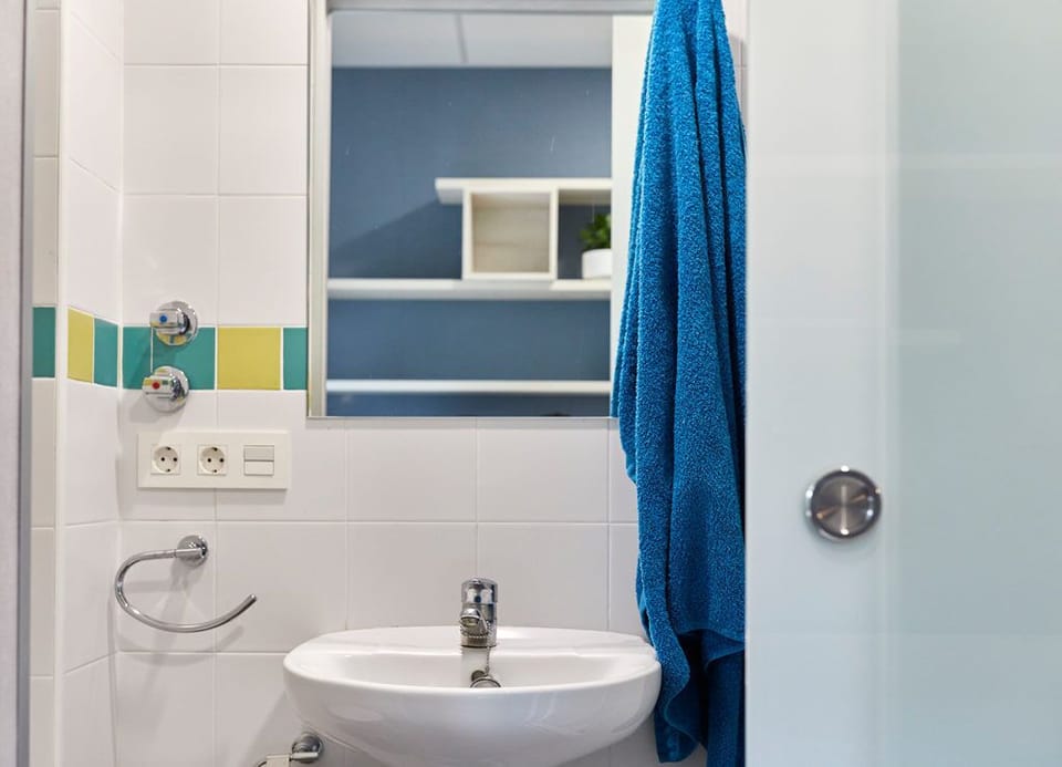 Single Room | Bathroom | Shower, towels